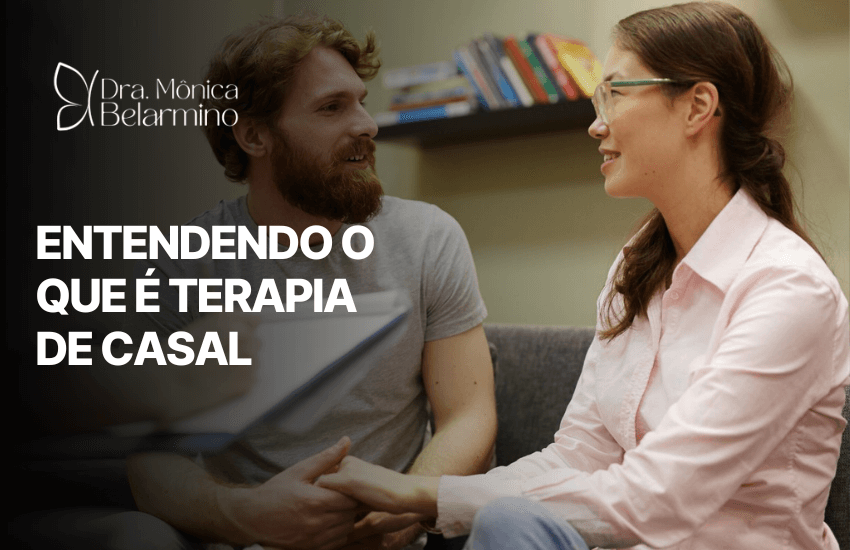 Casal sentado frente a frente durante sessão com terapeuta, ilustrando diálogo e conexão no contexto de o que é terapia de casal.