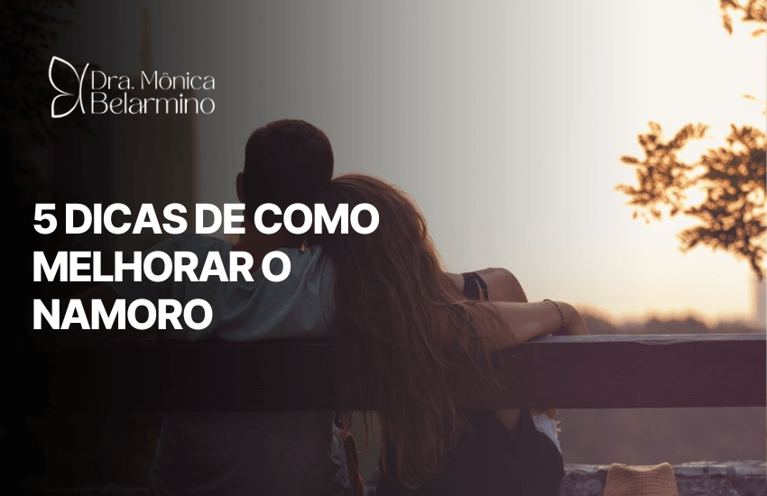 Casal abraçado sentado em banco ao pôr do sol com texto '5 dicas de como melhorar o namoro' e logo da Dra. Mônica Belarmino, especialista em relacionamentos.