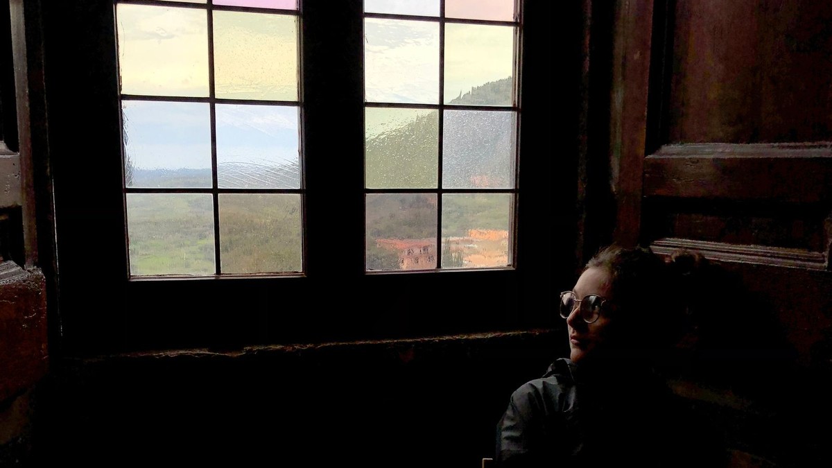 pessoa refletindo sozinha perto da janela - autoconhecimento e insegurança no relacionamento