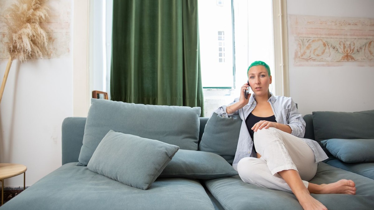 pessoa adulta ao telefone em ambiente doméstico tranquilo - limites saudáveis com os pais