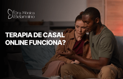Casal em consulta virtual refletindo sobre a relação, destacando que a terapia de casal online funciona.