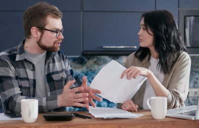 pai e filha adulta conversando à mesa - relacionamento com os pais na vida adulta, limites saudáveis com os pais