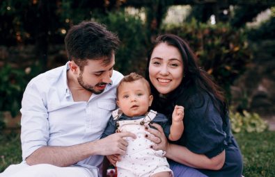 Casal organizando a rotina do dia a dia com bebê recém-nascido, mantendo a conexão conjugal