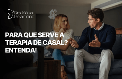 Casal conversando de forma séria no sofá durante sessão com terapeuta, ilustrando de maneira realista para que serve terapia de casal.
