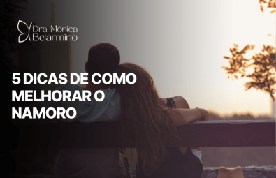 Casal abraçado sentado em banco ao pôr do sol com texto '5 dicas de como melhorar o namoro' e logo da Dra. Mônica Belarmino, especialista em relacionamentos.